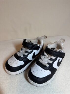 Nike Kids Black and White Velcro Low-Top Sneakers